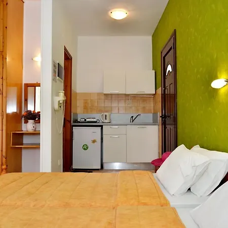 Nicolas And アパートホテル メガリ・アモス