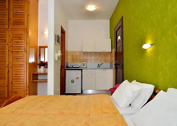 Nicolas And アパートホテル メガリ・アモス