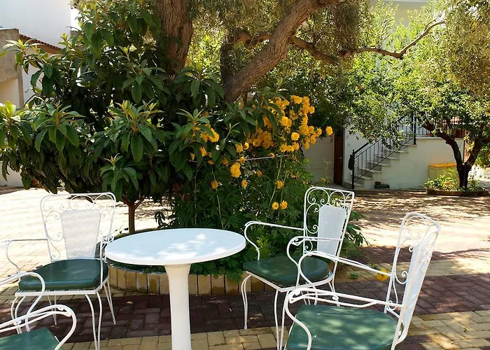 Nicolas And アパートホテル メガリ・アモス